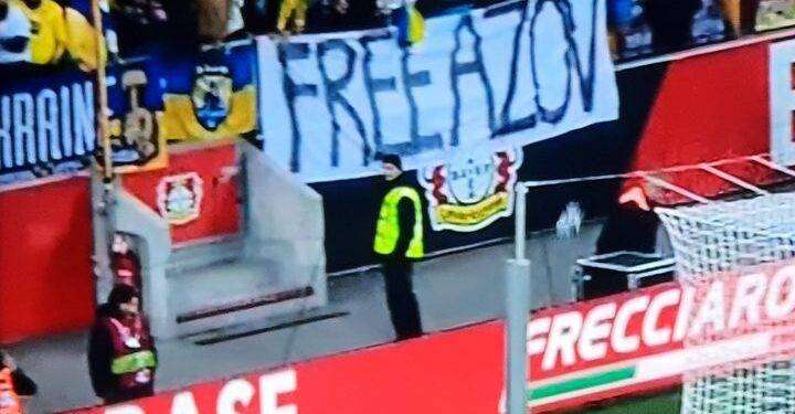 Il nazismo sventola durante la sfida tra Italia ed Ucraina