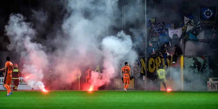 Atalanta-Inter, caos e fumogeni in campo: partita interrotta