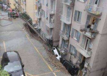 Genova, crollo di un muro di contenimento, nessuna persona coinvolta. Dal pomeriggio Vigili del Fuoco al lavoro