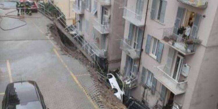 Genova, crollo di un muro di contenimento, nessuna persona coinvolta. Dal pomeriggio Vigili del Fuoco al lavoro