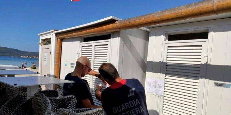 Tavolini abusivi in spiaggia Alghero, sigilli su 250mq di arenile