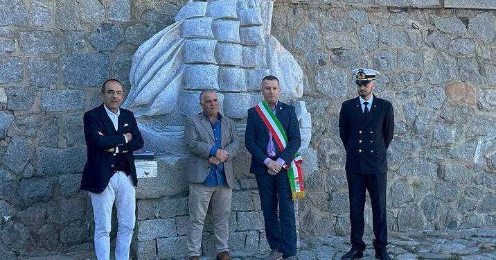 Tortolì, Giorgio Ladu dona Il Veliero all’Authority