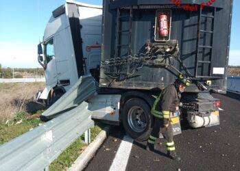 Autoarticolato finisce fuori strada sulla 131: arteria bloccata