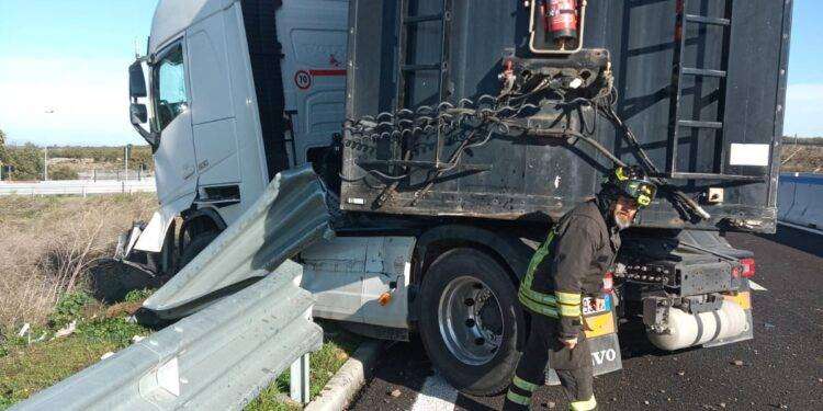 Autoarticolato finisce fuori strada sulla 131: arteria bloccata