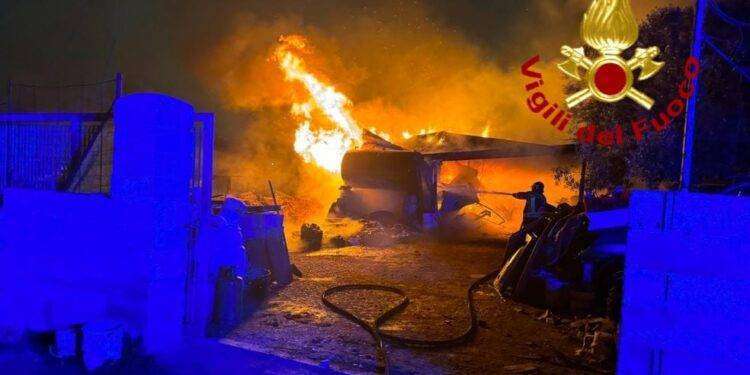 Sassari, fiamme in un deposito edile