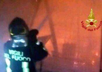 Tenta di spegnere rogo e ha un malore, 55enne muore nella notte