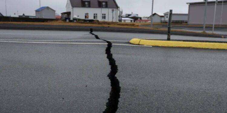 Strade squarciate in Islanda: il vulcano Fagradalsfjall pronto all’eruzione