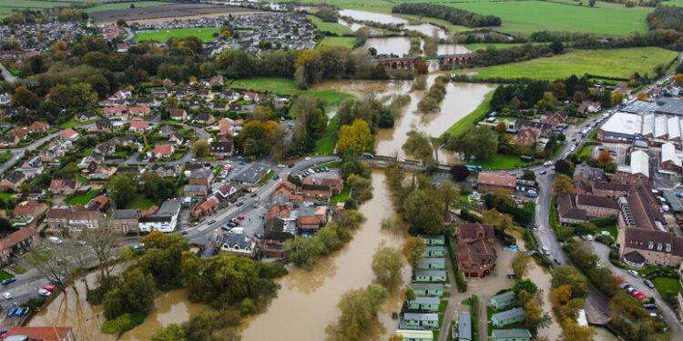 Tempesta Ciaran colpisce la Francia: almeno un morto