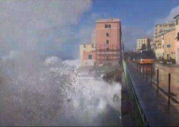 Mareggiata in Liguria e Toscana, linea ferroviaria interrotta e gravi danni