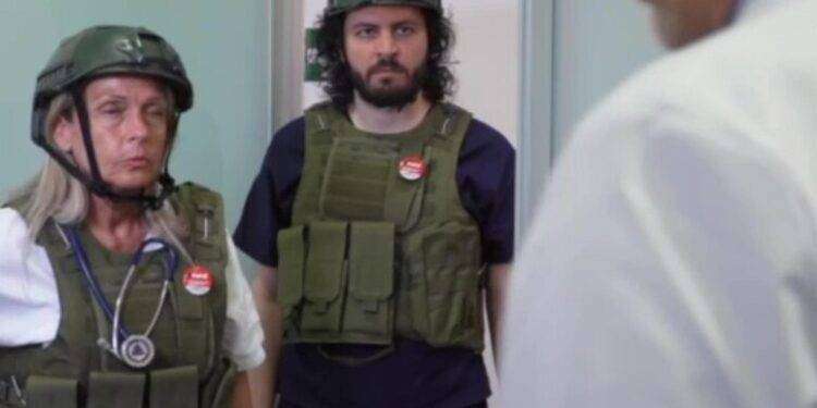 Elmetto e giubbotto antiproiettile, video shock dei medici di Napoli