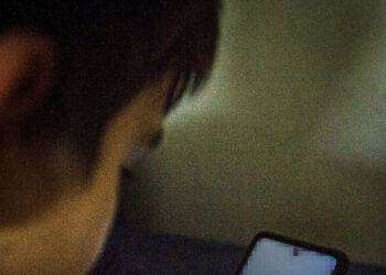 Il 71% dei giovanissimi sardi incollati a schermi smartphone/pc