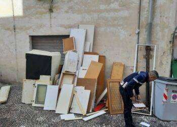 Liberano la casa e scaricano mobilia per strada, denunciati
