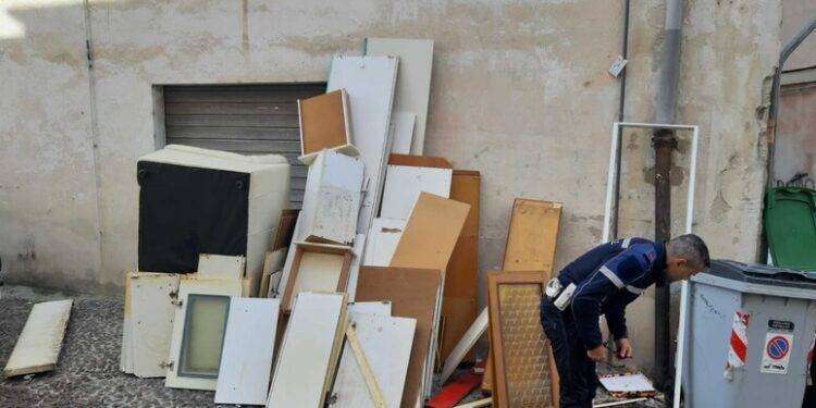 Liberano la casa e scaricano mobilia per strada, denunciati
