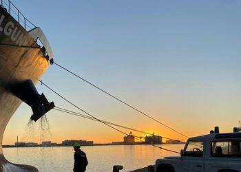 Irregolarità e pericoli per navigazione, stop a mercantile