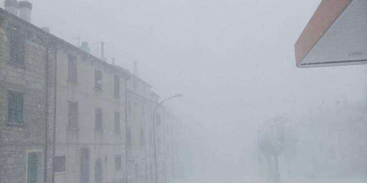 Previsioni meteo, il ciclone Attila porta l’inverno sull’Italia: neve, gelo e vento