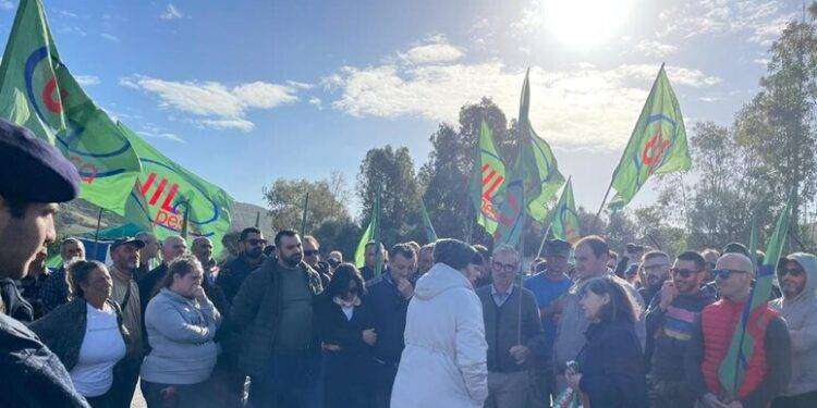 Blitz pescatori Sulcis davanti poligono Teulada per indennizzi