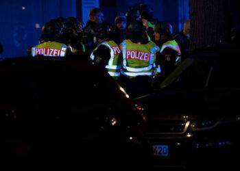 Amburgo, uomo armato irrompe con l’auto sulla rampa dell’aeroporto: chiuso lo scalo