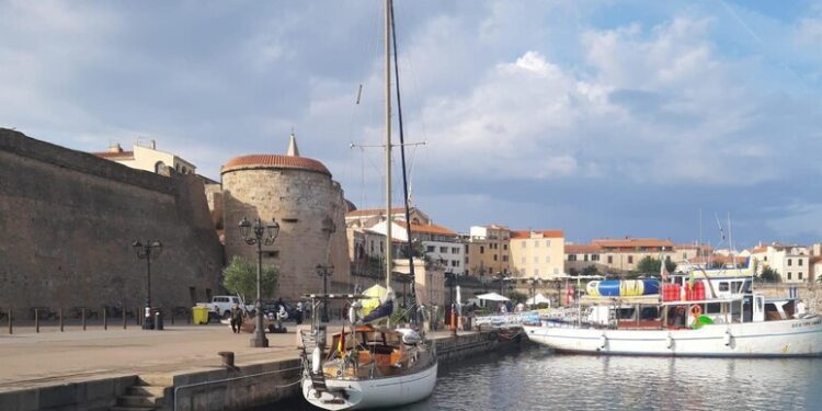 Cadavere di un uomo in mare, giallo al porto di Alghero