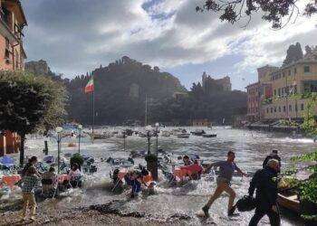 Mareggiata a Portofino: danneggiati ristoranti e negozi sulla piazzetta dei vip