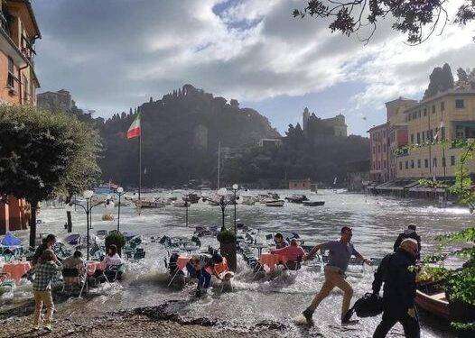 Mareggiata a Portofino: danneggiati ristoranti e negozi sulla piazzetta dei vip