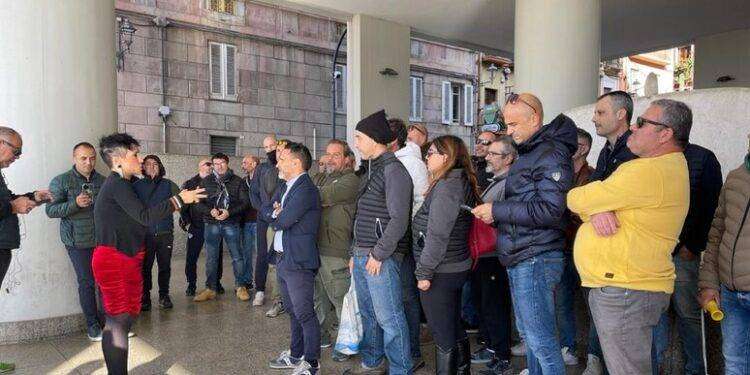 Nuova protesta degli ex lavoratori portuali di Cagliari