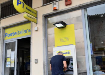 Fanno shopping con il reddito di cittadinanza di decine di disabili psichici, 7 indagati