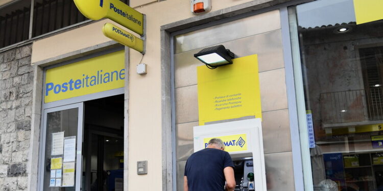 Fanno shopping con il reddito di cittadinanza di decine di disabili psichici, 7 indagati