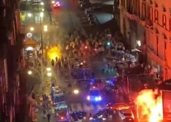 Napoli, guerriglia urbana in centro: scontri tra Ultras dell’Union Berlino e Polizia