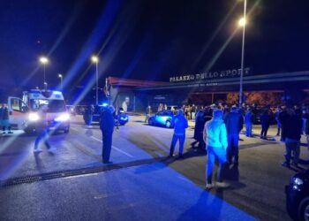 Il derby Avellino-Napoli di calcio a 5 si trasforma in una rissa, tafferugli e feriti all’esterno del PalaDelMauro