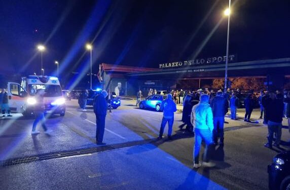 Il derby Avellino-Napoli di calcio a 5 si trasforma in una rissa, tafferugli e feriti all’esterno del PalaDelMauro