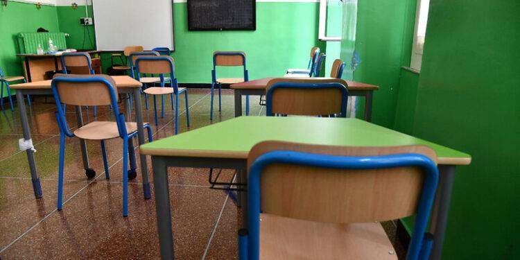 Fa errori di ortografia, scoperto finto maestro