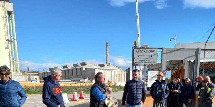 Nove licenziamenti in ditta appalto, proteste alla Sider Alloys