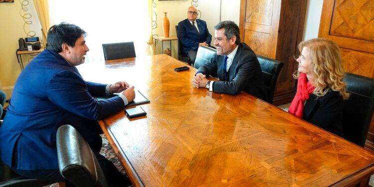 Il presidente Solinas riceve a villa Devoto l’ambasciatore di Spagna Fernández-Palacios Martinez