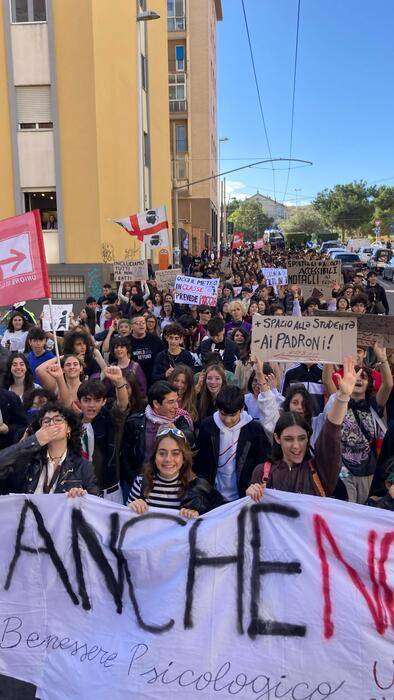 Corteo studenti Cagliari, ‘scuole a norma e trasporti efficienti’