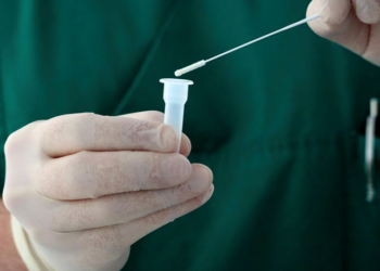 Si rifiuta di fare il tampone e non viene operata: la donna querela