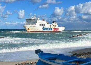 Maltempo: cavo rimorchiatore si rompe, nave si incaglia