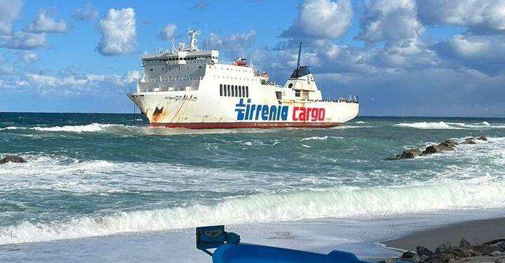 Maltempo: cavo rimorchiatore si rompe, nave si incaglia