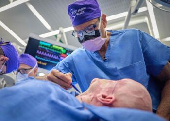 Eseguito a New York il primo trapianto di un intero occhio