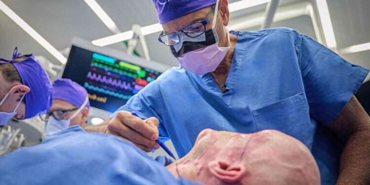 Eseguito a New York il primo trapianto di un intero occhio