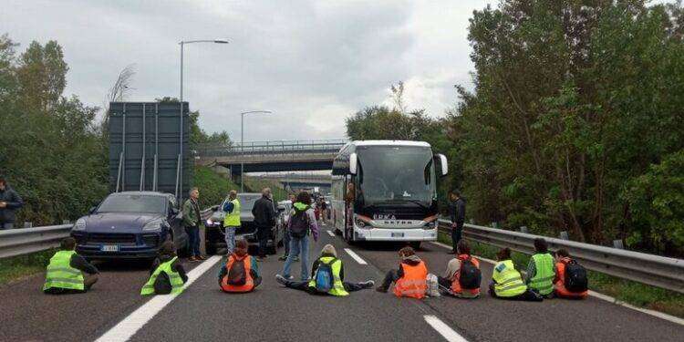 Arrestati 3 ambientalisti per blocco tangenziale a Bologna