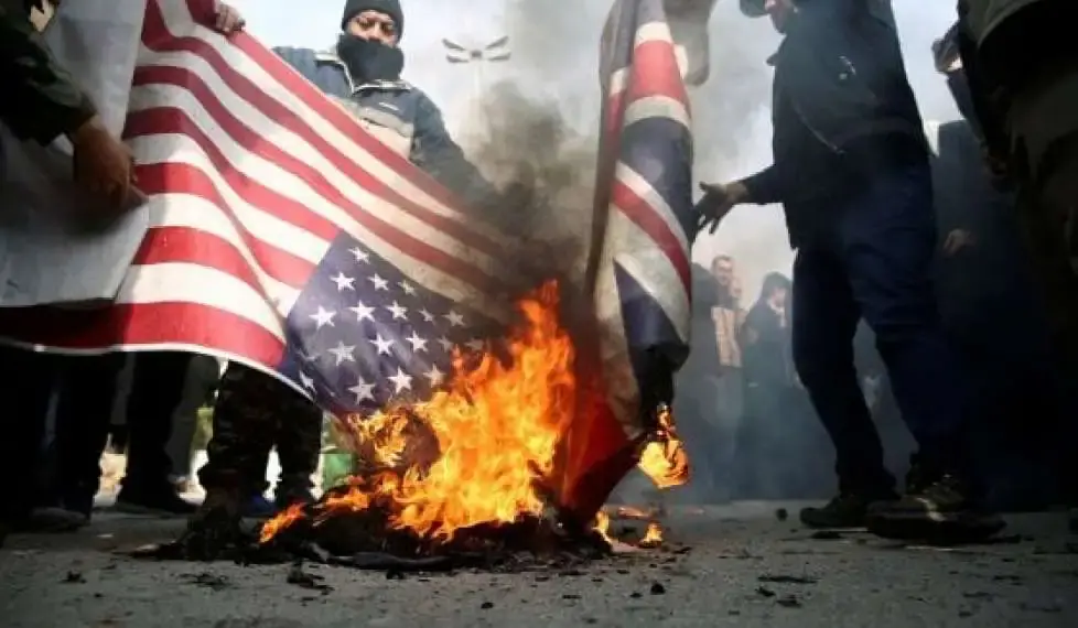 Atene, manifestanti bruciano bandiera Usa davanti all’ambasciata