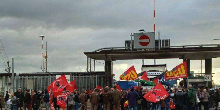 Bloccato ingresso del Porto di Salerno per protestare contro l’arrivo di una nave della compagnia israeliana ZIM