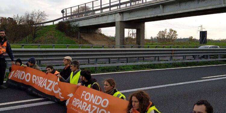 Ultima Generazione, bloccata autostrada A12 a Fiumicino