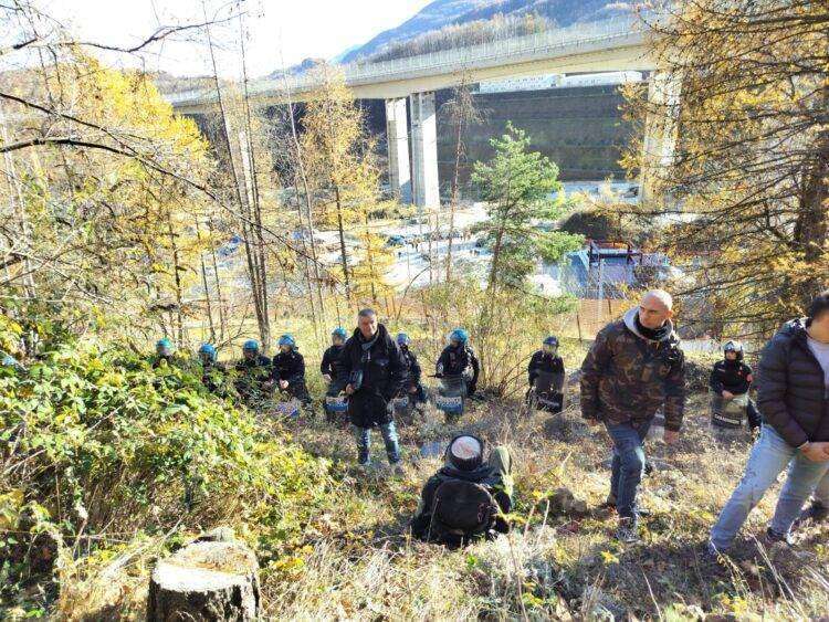 No Tav, protesta al cantiere: “Salvini vuole l’Altà velocità e il Ponte sullo Stretto, due opere che usano soldi pubblici per devastare territori”