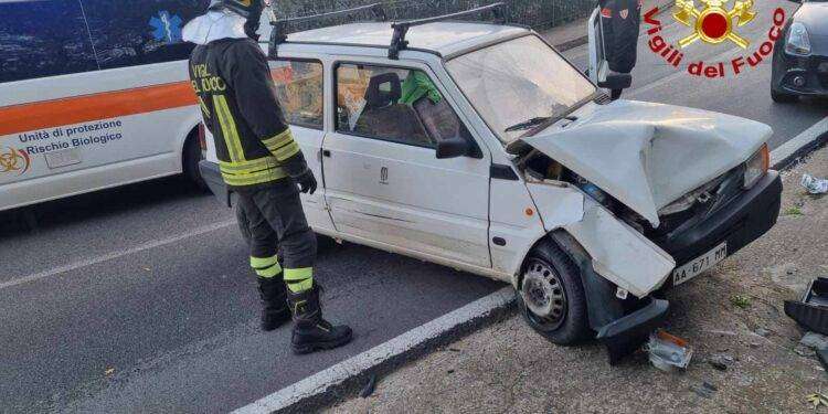 Ilbono, finisce contro il palo della luce: grave un uomo