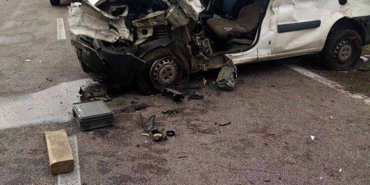 Con il furgone sbatte sul guard rail: traffico bloccato sulla SS 131 dcn