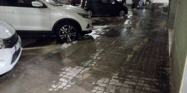 Maxi perdita d’acqua: disagi a Fonsarda: i cittadini denunciano: “Una mega perdita e nessuno interviene”