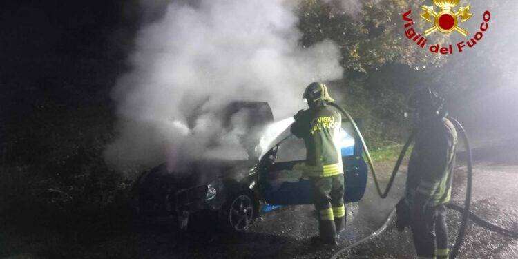Macomer, auto in fiamme: intervento dei Vigili del Fuoco