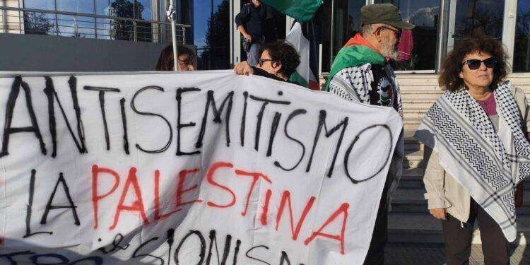 Cagliari, convegno sponsorizzato da Israele, filopalestinesi ricordano il genocidio in atto a Gaza