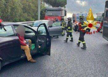 Scontro tra due auto e un autobus: feriti trasportati in ospedale